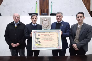 Antonio Carlos Valezi recebe título de Cidadão Honorário do Estado do Paraná em sessão na Assembleia Legislativa.