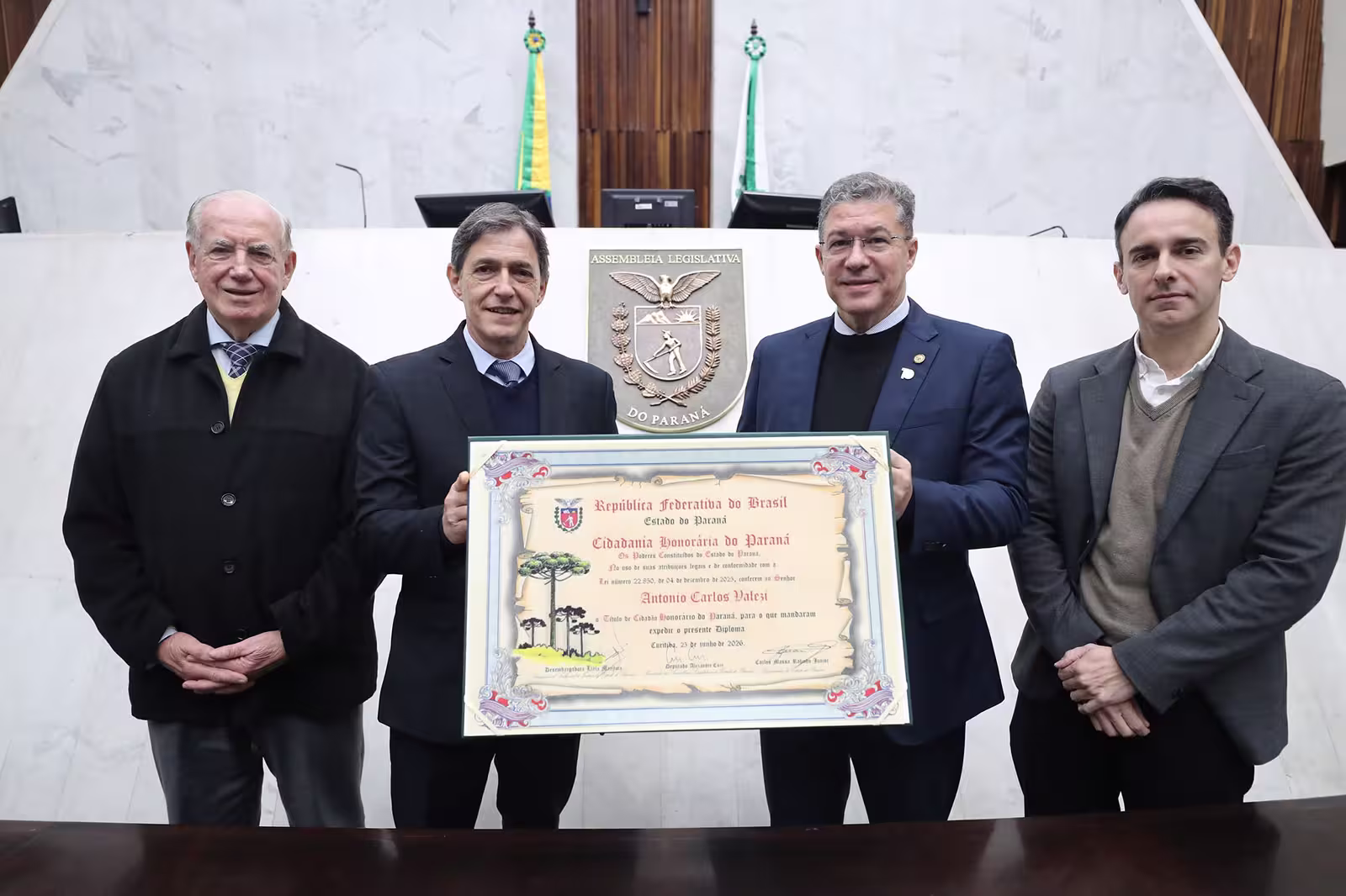 Antonio Carlos Valezi recebe título de Cidadão Honorário do Estado do Paraná em sessão na Assembleia Legislativa.