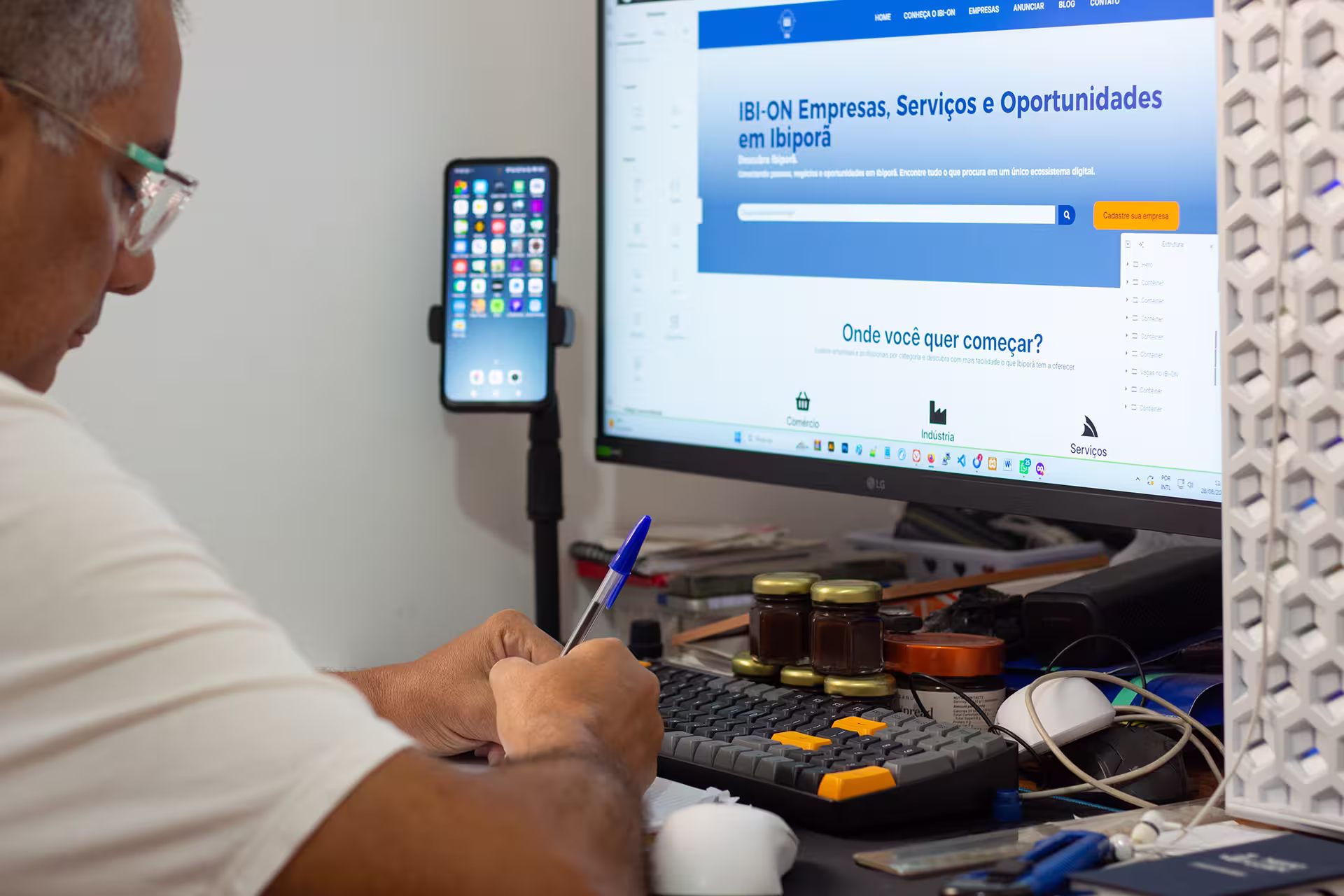 Profissional trabalhando em projeto de desenvolvimento web na ARTESANU Studio